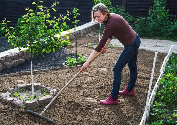 Frau arbeitet im Garten — Stockfoto