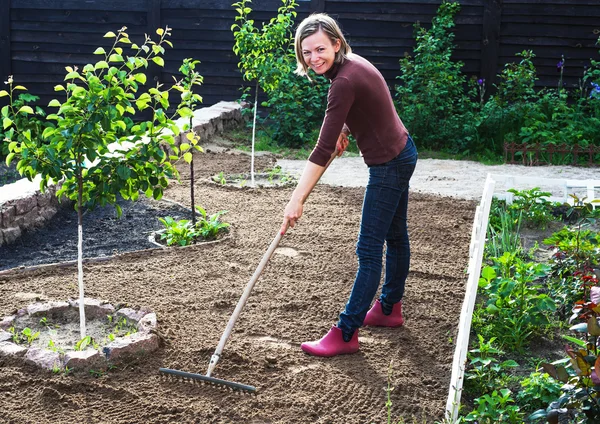 Frau arbeitet im Garten — Stockfoto