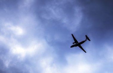 uçağın içinde dramatik gökyüzü