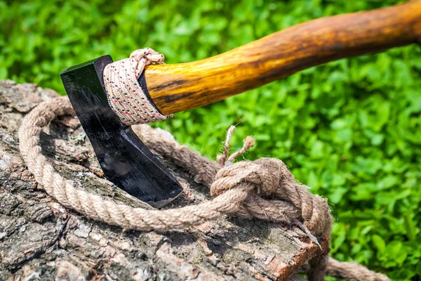 Axe and rope on wood — Stock Photo, Image