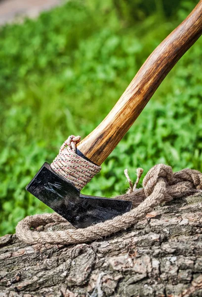 Axe and rope on wood — Stock Photo, Image