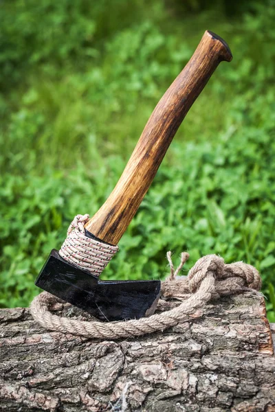 Axe and rope on wood — Stock Photo, Image