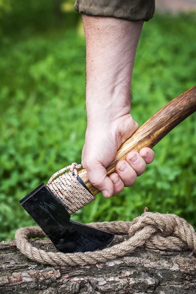 Uomo forte che spacca il legno con un'ascia — Foto Stock