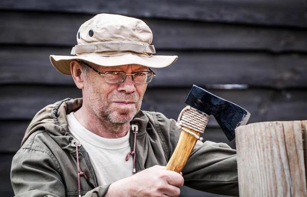 Äldre man med yxa — Stockfoto