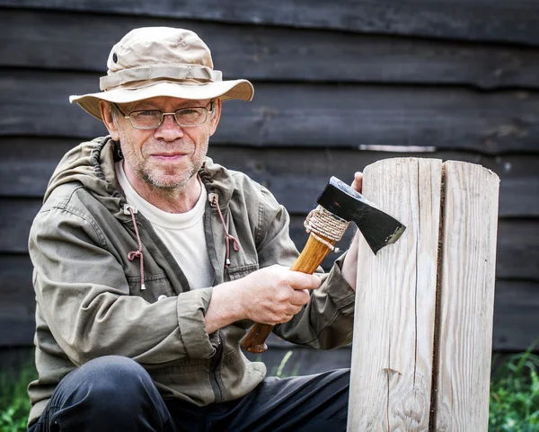 Senior man with axe — Stock Photo, Image