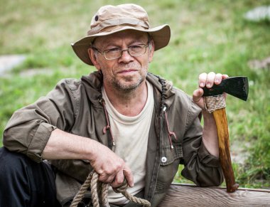 balta ile üst düzey turist adam