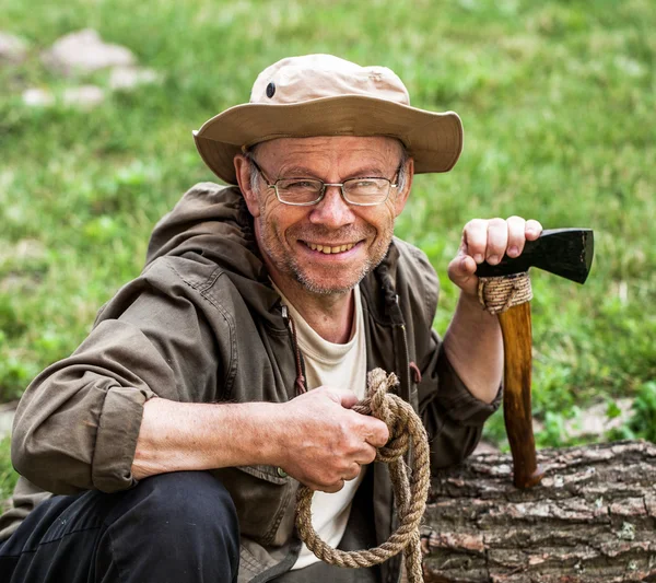 Senior turist man med yxa — Stockfoto