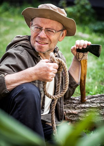 Homem turístico sênior com machado — Fotografia de Stock