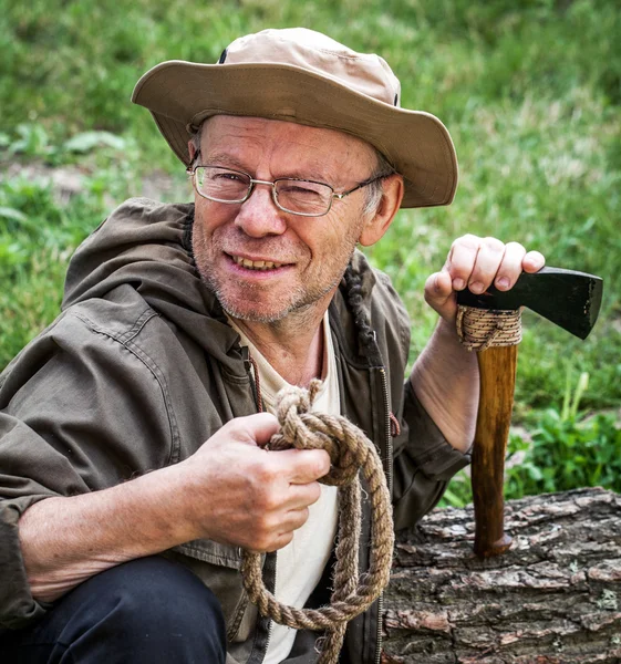 Homem turístico sênior com machado — Fotografia de Stock
