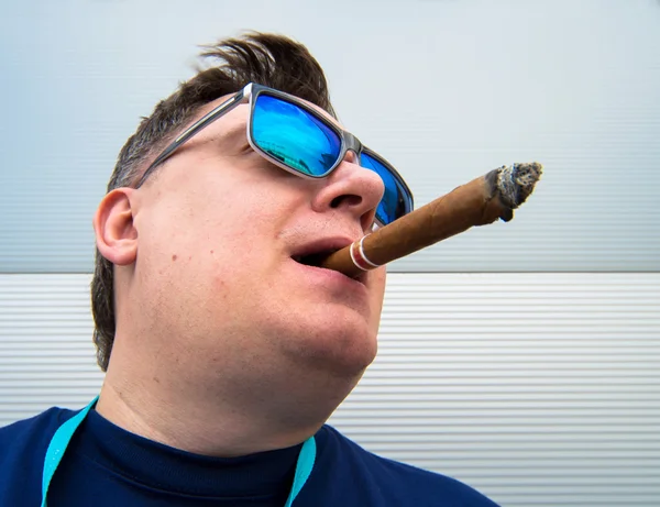 Man röka cigarr — Stockfoto