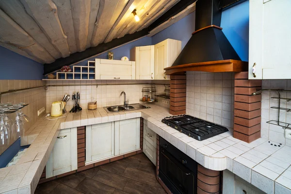 Küche unterm Dach — Stockfoto