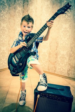 rock gitar ile küçük çocuk