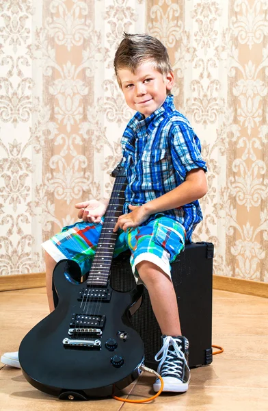 Niño pequeño con guitarra rock —  Fotos de Stock