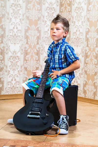 Menino com guitarra rock — Fotografia de Stock