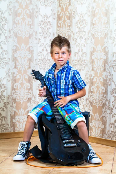 Маленький мальчик с рок-гитарой — стоковое фото