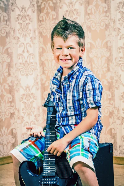 Niño pequeño con guitarra rock — Foto de Stock