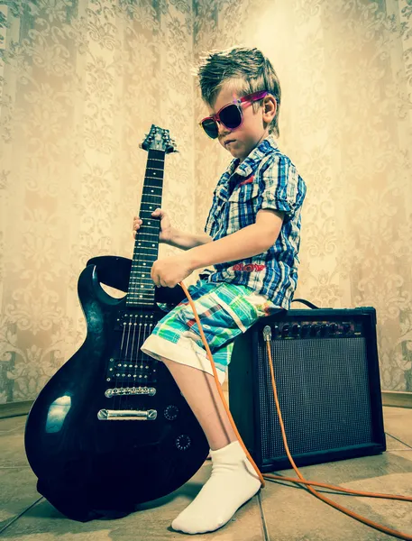 Malý chlapec s rockové kytary — Stock fotografie