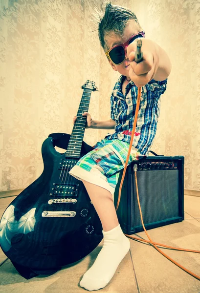 Niño pequeño con guitarra rock —  Fotos de Stock