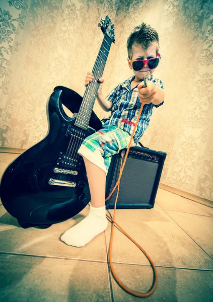 Niño pequeño con guitarra rock —  Fotos de Stock