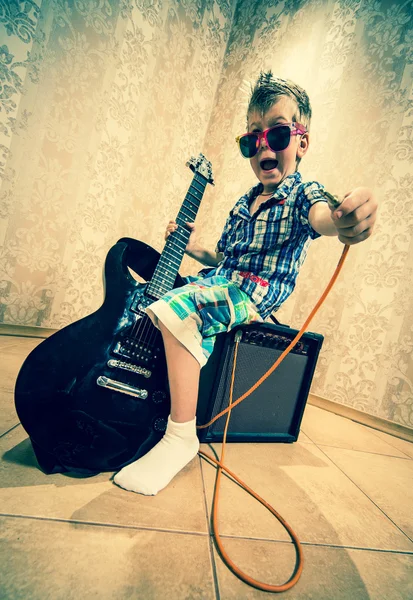 Niño pequeño con guitarra rock —  Fotos de Stock