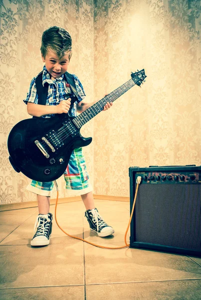 Niño pequeño con guitarra rock —  Fotos de Stock