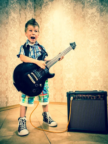 Niño pequeño con guitarra rock —  Fotos de Stock