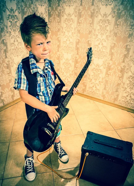 Niño pequeño con guitarra rock —  Fotos de Stock