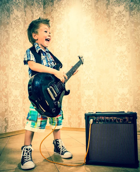 Niño pequeño con guitarra rock —  Fotos de Stock