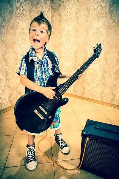 Niño pequeño con guitarra rock —  Fotos de Stock