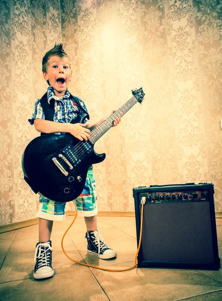 Niño pequeño con guitarra rock —  Fotos de Stock