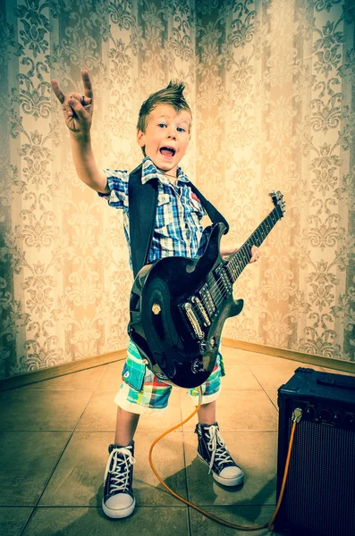 Niño pequeño con guitarra rock —  Fotos de Stock