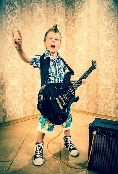 Niño pequeño con guitarra rock —  Fotos de Stock