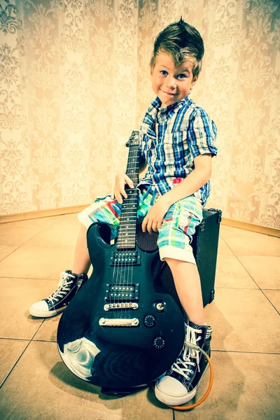 Malý chlapec s rockové kytary — Stock fotografie