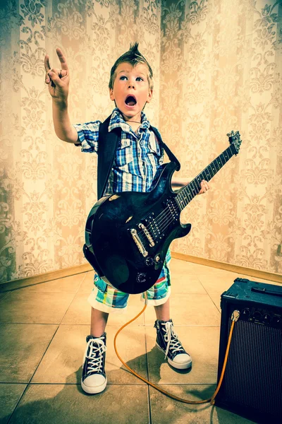 Petit garçon avec guitare rock — Photo