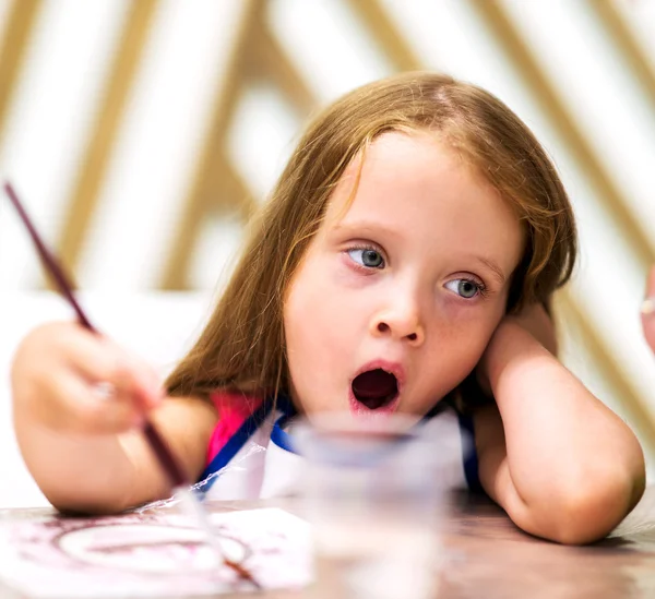 Niña pintando y soñando —  Fotos de Stock