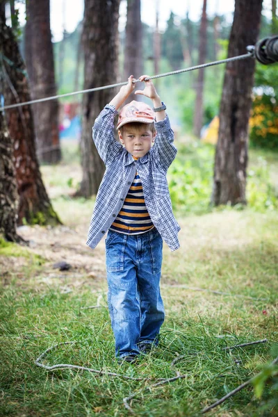 Bambino ragazzo nel parco avventura — Foto Stock