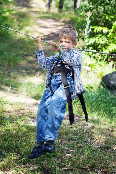 Niño en el parque de aventuras —  Fotos de Stock