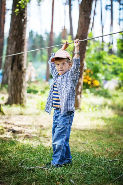 Muchacho niño en Parque de aventura — ストック写真