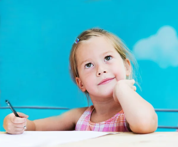 Kleines Mädchen zeichnet — Stockfoto