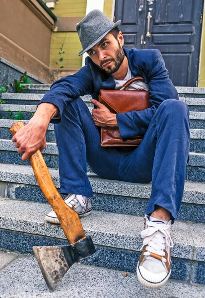 Joven guapo con hacha — Foto de Stock