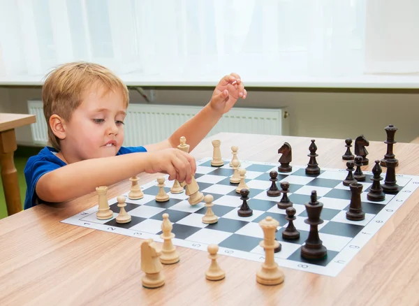 Junge spielt Schach im Klassenzimmer — Stockfoto
