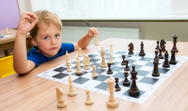 Junge spielt Schach im Klassenzimmer — Stockfoto