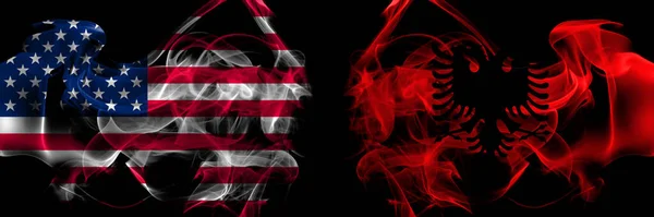 Vereinigte Staaten Von Amerika Gegen Albanien Nebeneinander Platzierte Albanische Rauchfahnen — Stockfoto