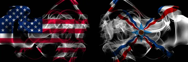 Amerikai Egyesült Államok Asszíriai Füst Zászlók Egymás Mellett — Stock Fotó