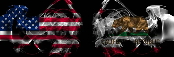 アメリカVsアメリカ アメリカ アメリカ アメリカ カリフォルニア カリフォルニアの煙旗を並べて置く — ストック写真