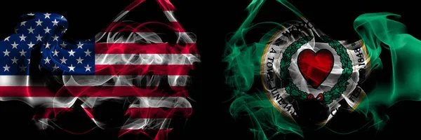 アメリカVsアメリカ アメリカ アメリカ アメリカ ウースター マサチューセッツ州煙旗を並べて置く — ストック写真