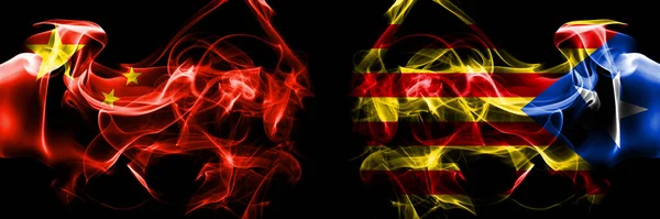 Banderas China China Cataluña Catalán Catalán España Bandera Humo Colocada — Foto de Stock