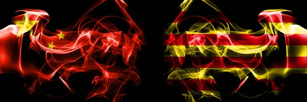 Flagi Chin Chińczycy Hiszpania Katalonia Senyera Flaga Dymu Umieszczona Obok — Zdjęcie stockowe
