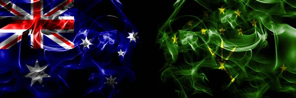 オーストラリアの国旗 オーストラリア対アディギア ロシア 黒地に煙旗を並べて — ストック写真