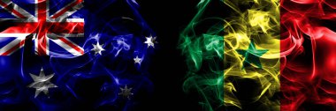 Avustralya bayrakları, Avustralya Senegal 'e karşı. Duman bayrağı siyah arkaplanda yan yana yerleştirildi. 